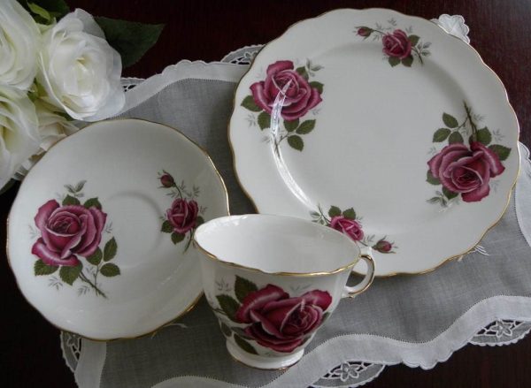 Vintage Magenta Rose Teacup Saucer and Luncheon Plate For Sale