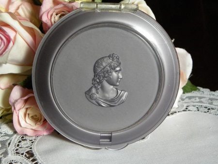 Vintage Ladies Powder Compact with Roman Bust in Silver Supply